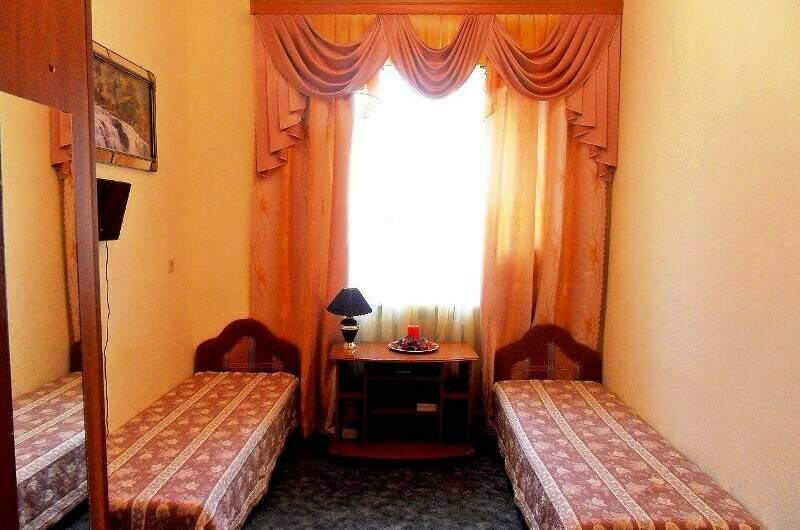 «С удобствами на 2 комнаты на этаже»