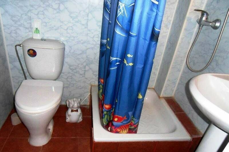 «С удобствами на 2 комнаты на этаже»