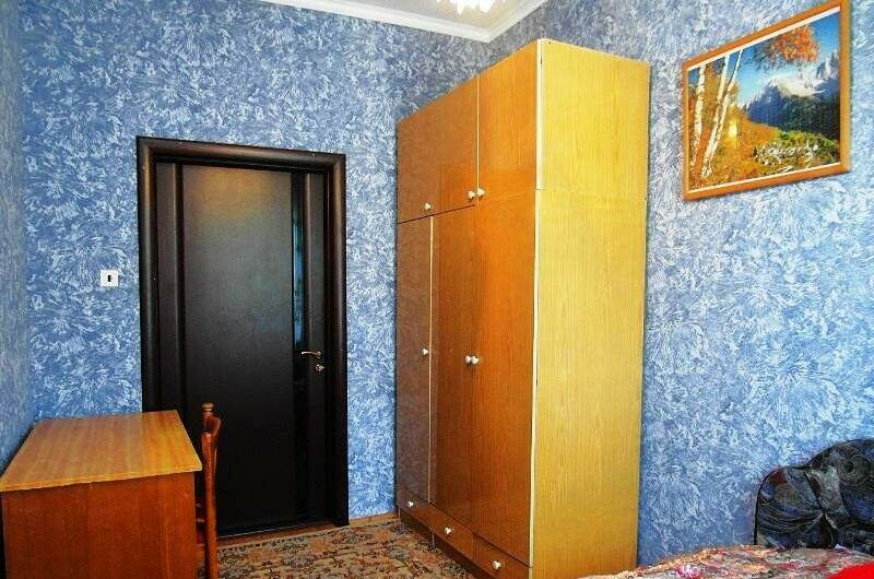 «С удобствами на 2 комнаты на этаже»