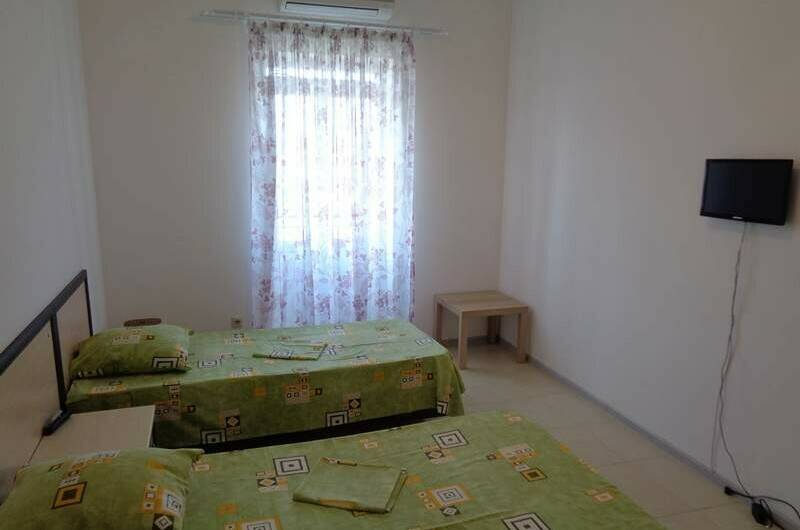 Трехместный номер «Эконом» (душ и туалет на этаже)