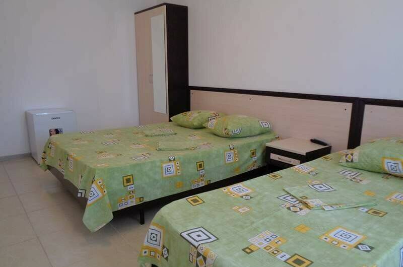 Трехместный номер «Эконом» (душ и туалет на этаже)