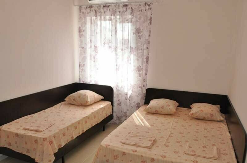 Трехместный номер «Эконом» (душ и туалет на этаже)