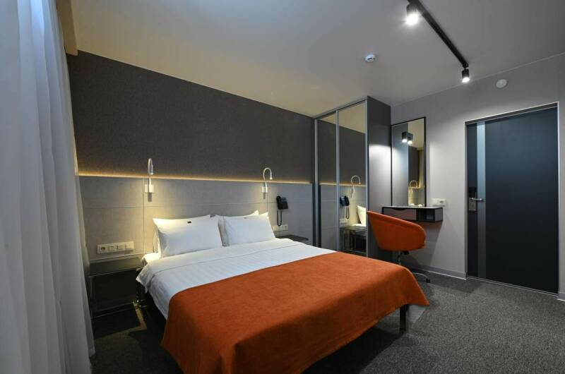 Стандартный двухместный номер в цокольном этаже