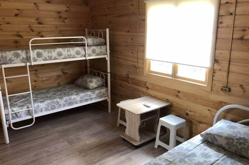 Деревянный домик с кухней