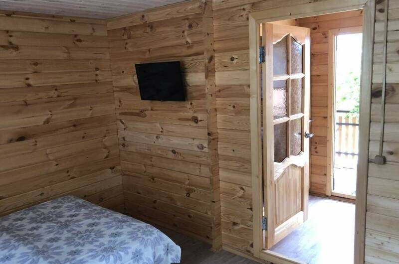 Деревянный домик с кухней