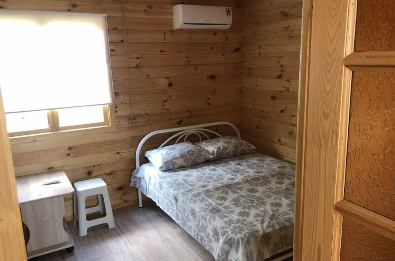 Деревянный домик с кухней