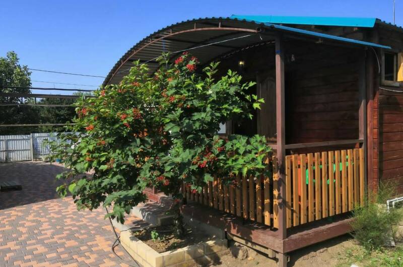 Деревянный домик с кухней