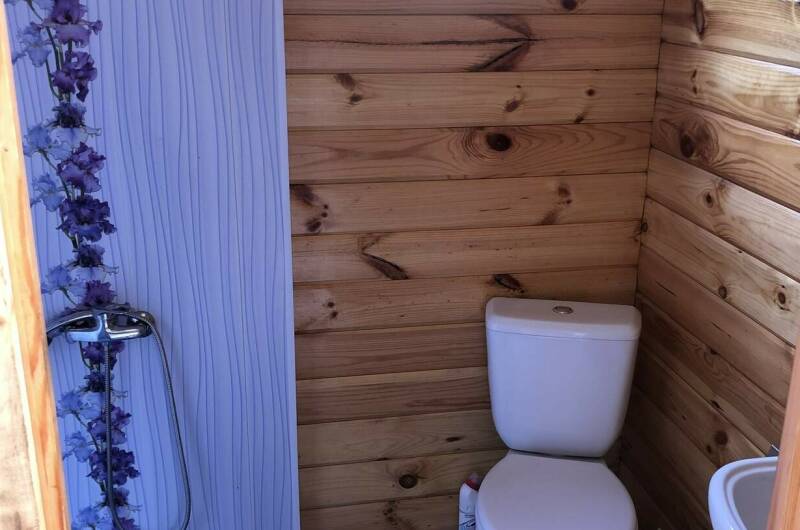 Деревянный домик с кухней