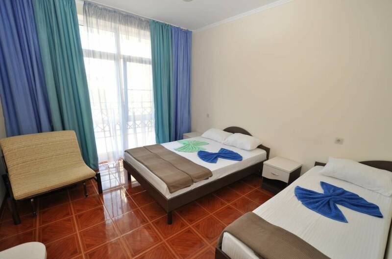 3-х местный «Полулюкс» с балконом на переулок