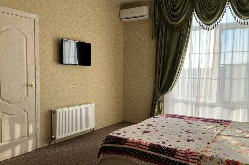 Апартаменты студия на 3-х с собственным двориком