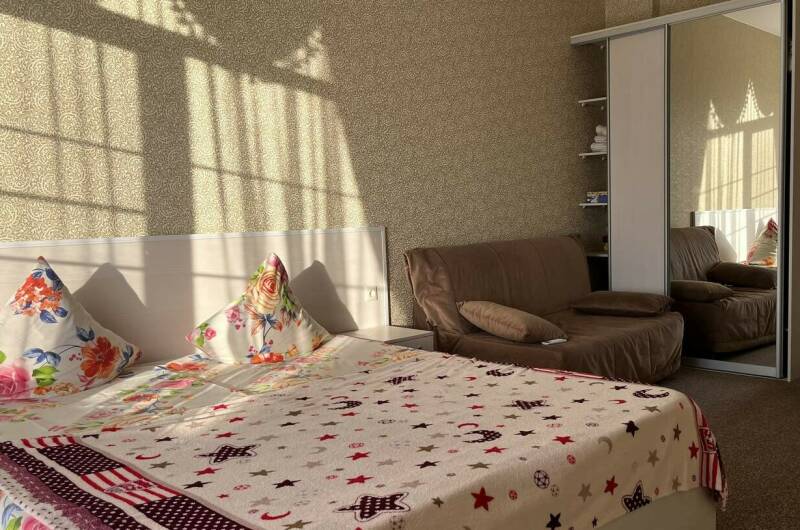 Апартаменты студия на 3-х с собственным двориком