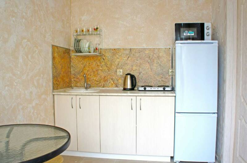 Апартаменты студия на 3-х с собственным двориком