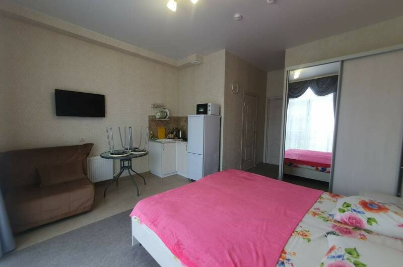 Апартаменты студия на 3-х с французским балконом