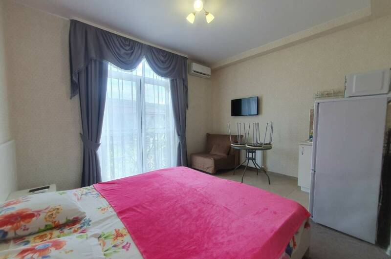 Апартаменты студия на 3-х с французским балконом