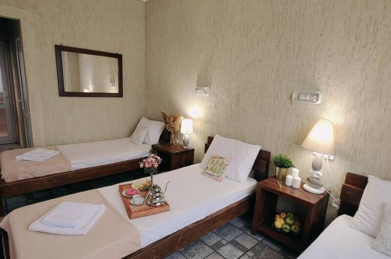 3х мест. стандарт вид на тер-ию (СУ на 3 номера)