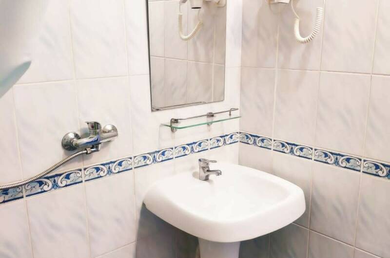 Номер 6-й — «Комфорт 3/2-местный» (2 этаж)