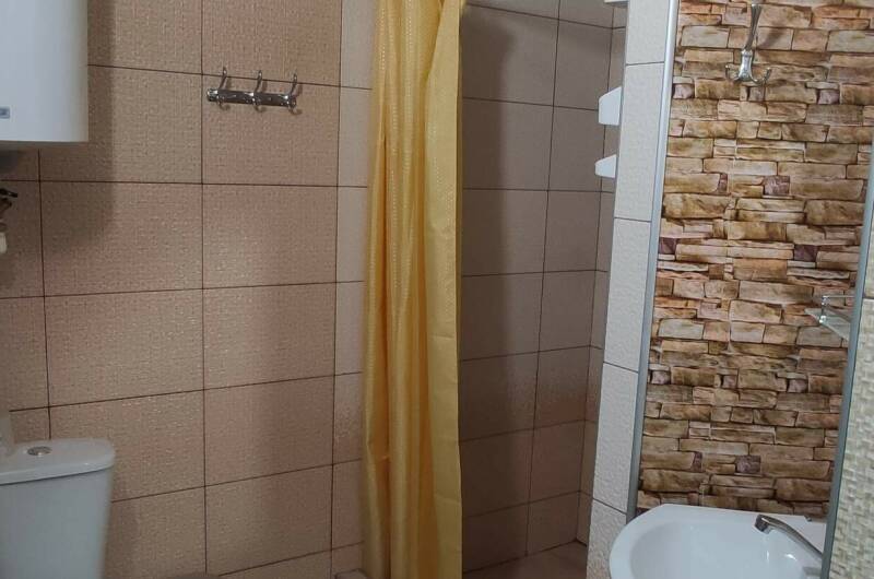 Двухкомнатный с кухней, санузлом, открыто верандой