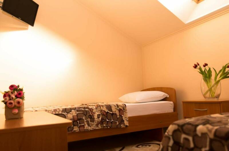 Стандартный трехместный номер (мансарда)