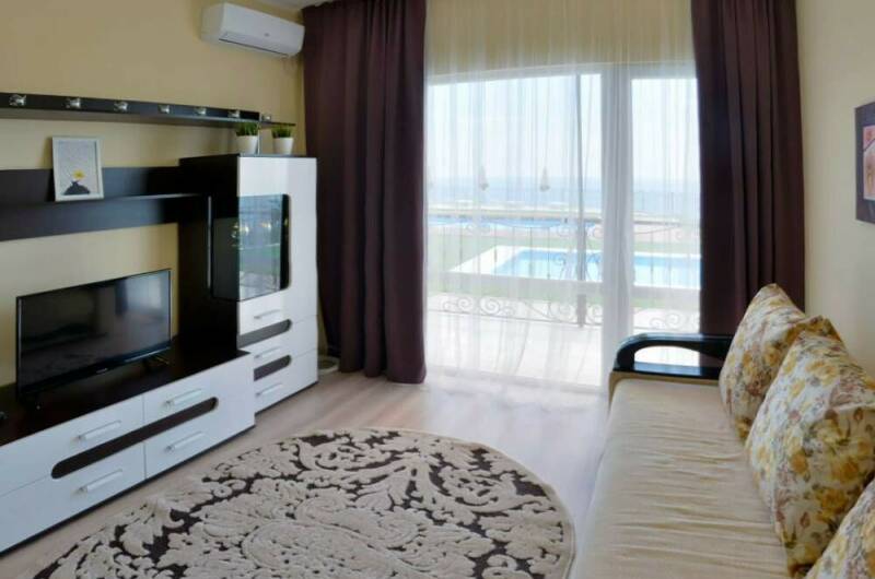 Домик с террасой и видом на море