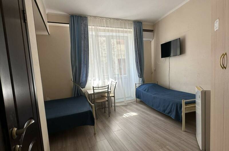 3-х местный номер с балконом (2−4 этаж)