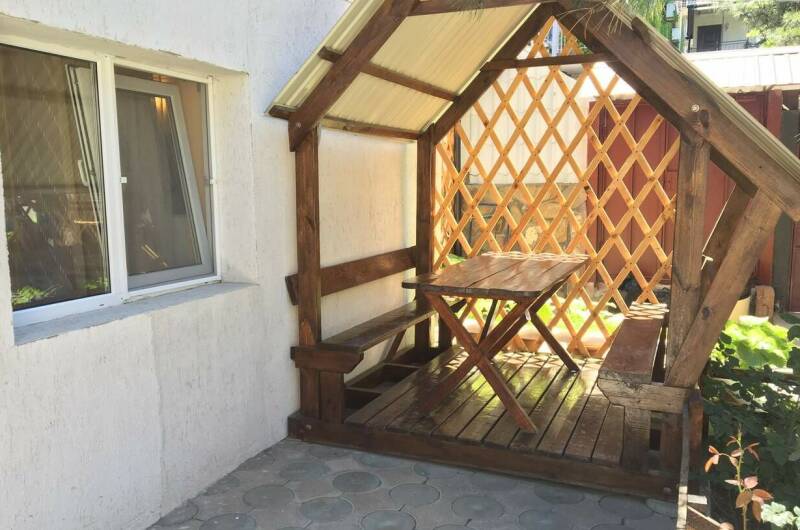 Трехместная комната с кухонным уголком и беседкой