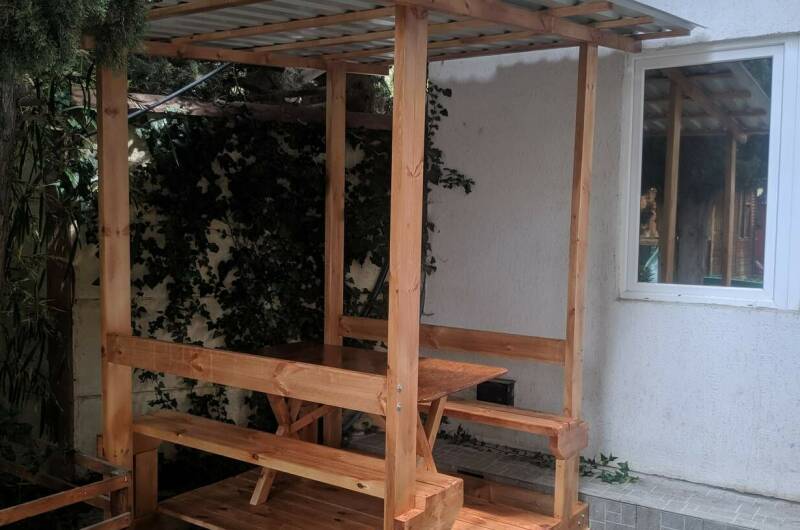 Комната с отдельной кухней и личной беседкой