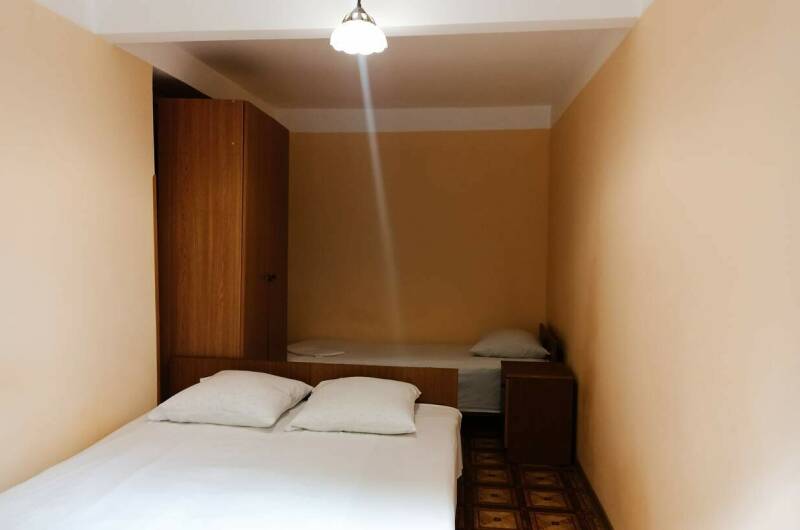 3-х местный на первом этаже, таких 3 комнаты