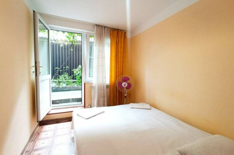 3-х местный на первом этаже, таких 3 комнаты