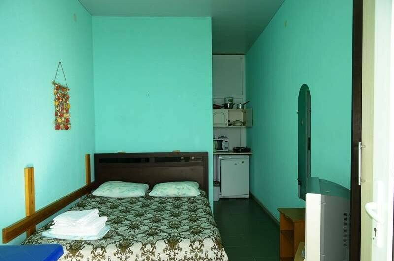 Номер на первом этаже бирюзовый (вид на море)