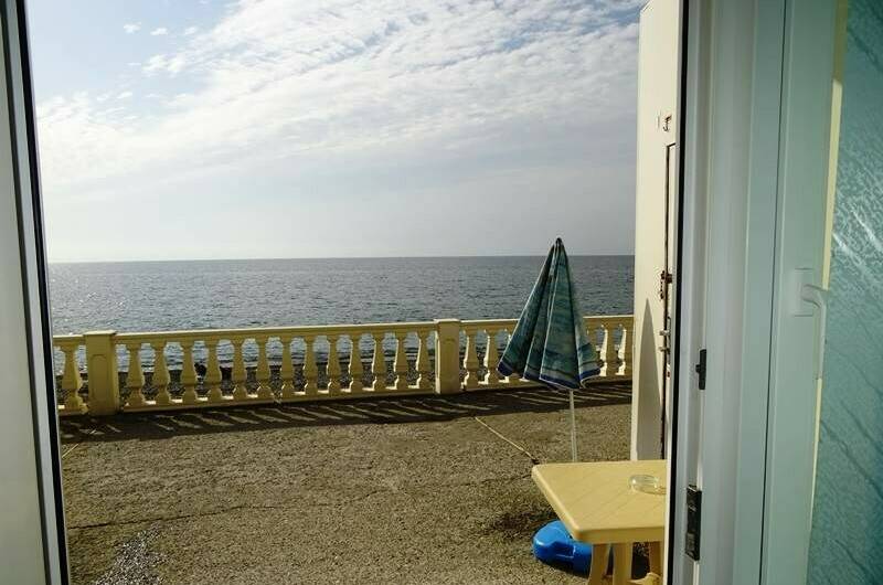 Номер на первом этаже бирюзовый (вид на море)