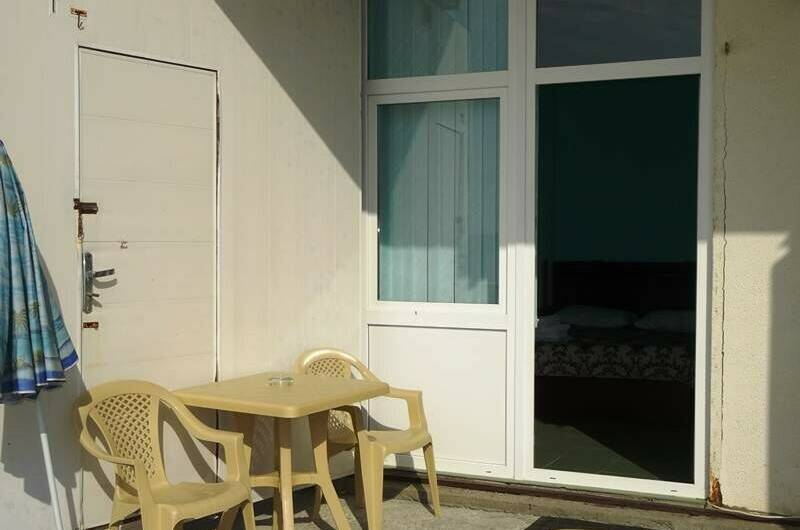 Номер на первом этаже бирюзовый (вид на море)