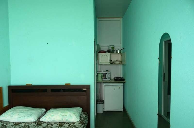 Номер на первом этаже бирюзовый (вид на море)