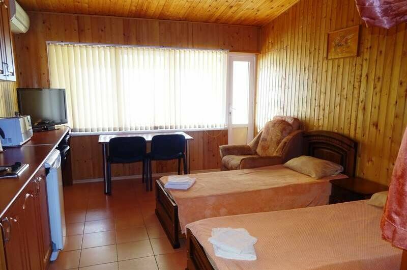 Двухкомнатный номер с видом на море и балконом