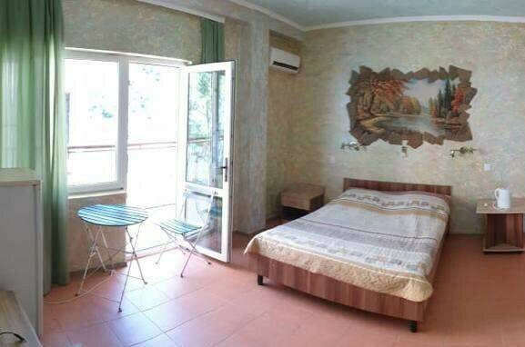 Номер № 4 с балконом и боковым видом на море