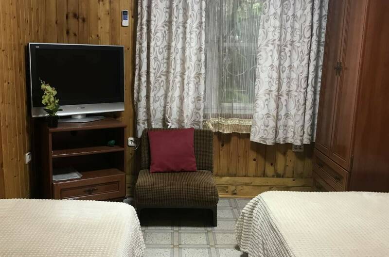 «Комната с кухней в саду»