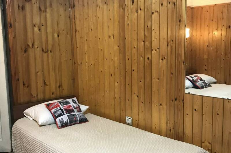 «Комната с кухней в саду»