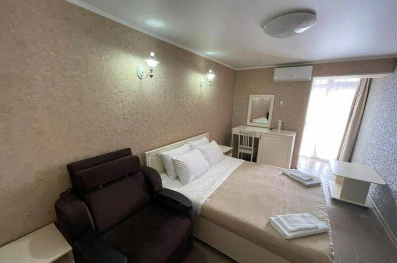 Трехместный номер с балконом с завтраком