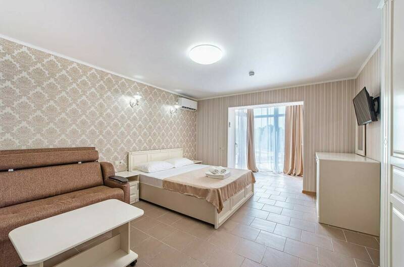 Четырехместный номер Делюкс с балконом с завтраком