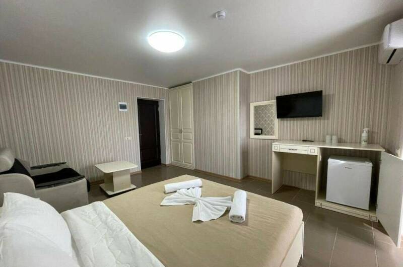 Четырехместный номер Делюкс с балконом с завтраком