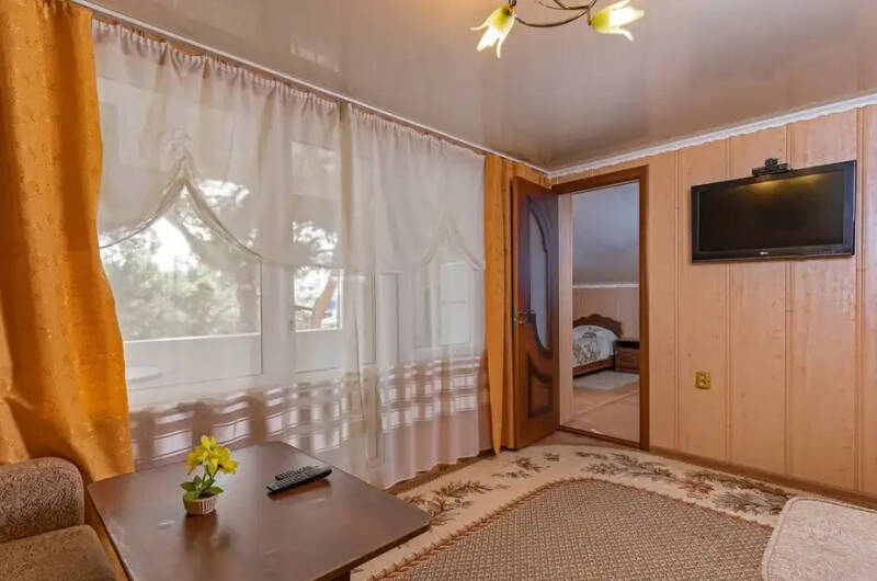 2-х комнатный «Люкс» с балконом на 4−6 человек