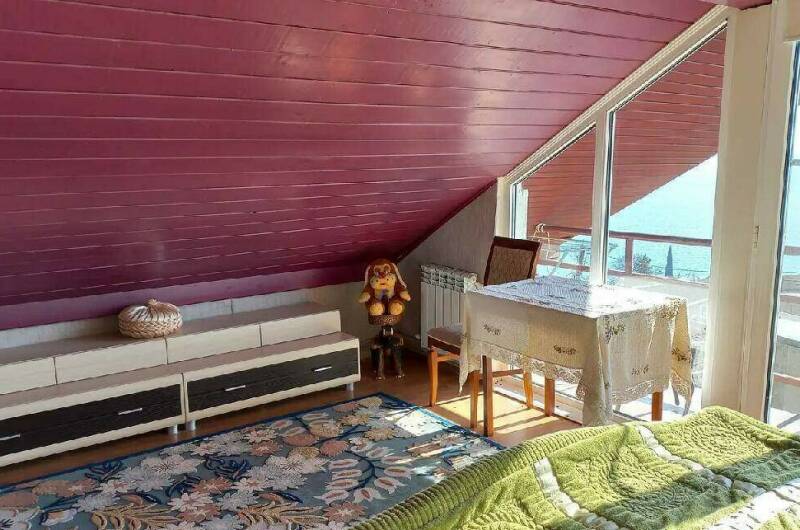 Мансарда с балконом и видом на море