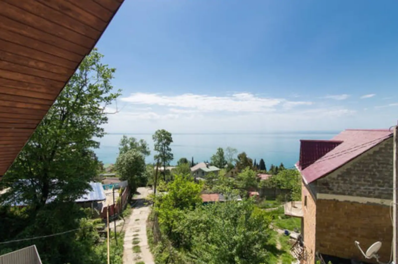 Мансарда с балконом и видом на море