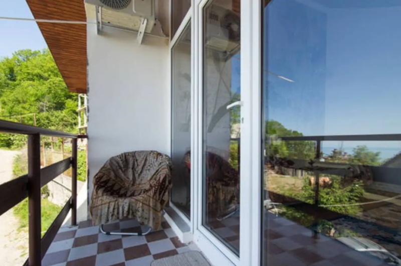 Мансарда с балконом и видом на море