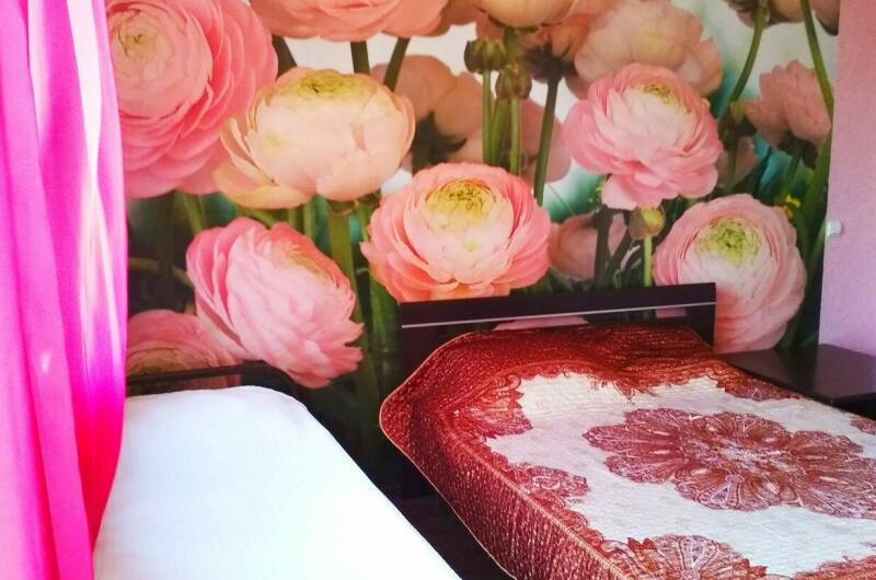 Комната с пионами