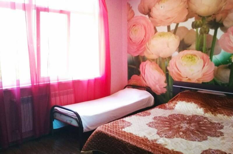 Комната с пионами