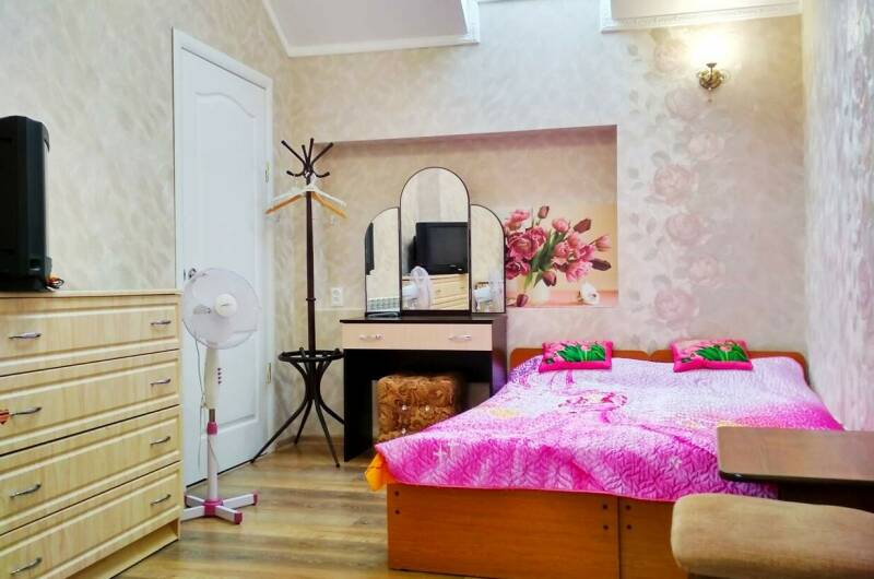 Комната с тюльпанами