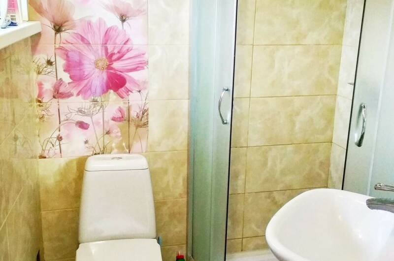 Комната с тюльпанами