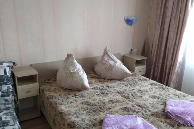 Трехместный номер со всеми удобствами с балконом