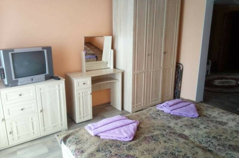 Трехместный номер со всеми удобствами с балконом