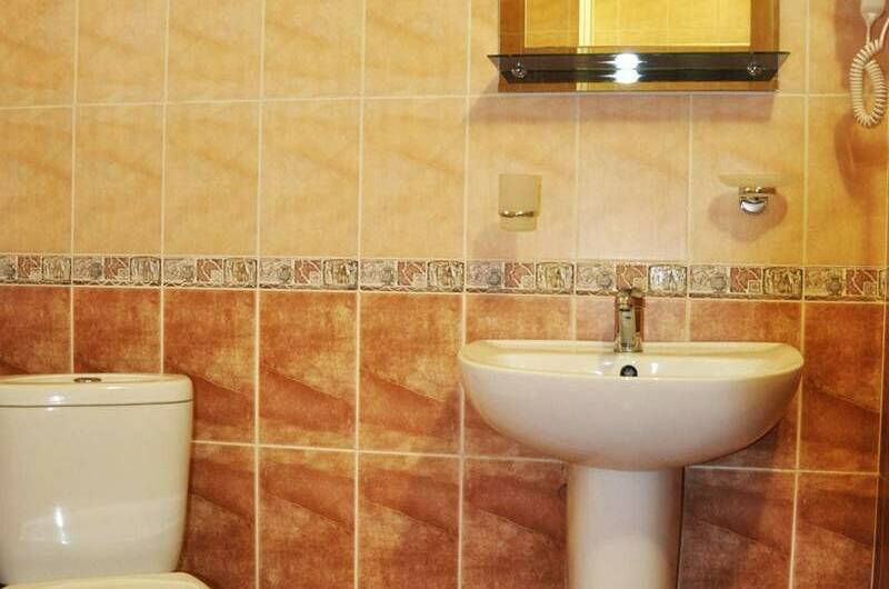 Люкс с кухней 5 человек, вид на бассейн (2 этаж)